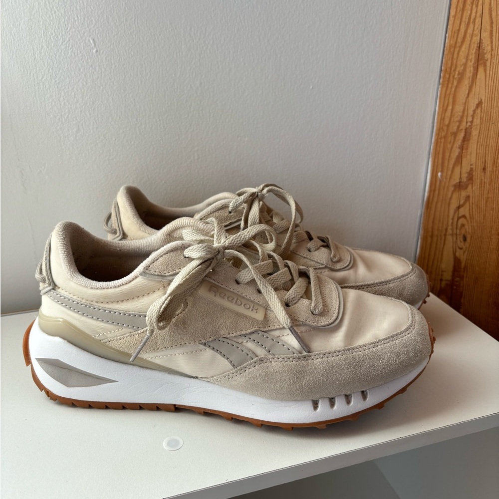 Reebok Women’s Galaxy 10 athletic/  athleisure sneaker, tan and white size 8.5